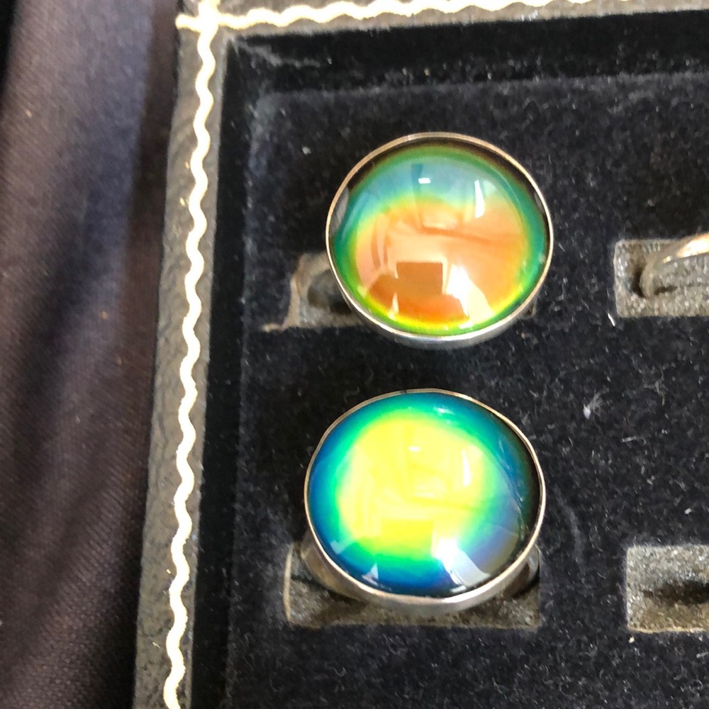 Mood Rings changes color!